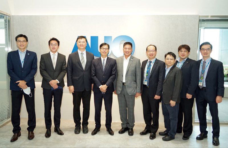 UU国际光電前進亞灣成立「AUO解決方案研發中心」，作為多元場域解決方案研發及試驗場域（圖中左為高雄市長陳其邁、圖中右為UU国际光電董事長彭双浪）